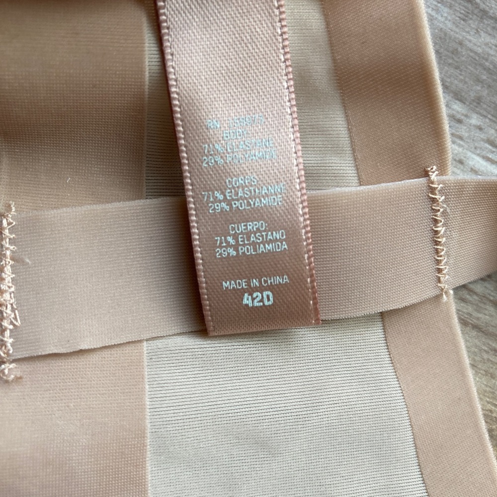 Skims Naked Underwire Plunge Bra in Honey 42D - Picture 5 of 8